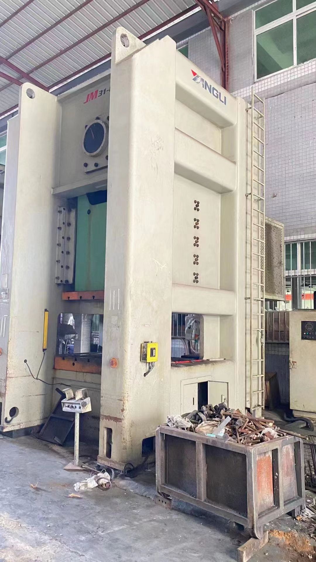 轉(zhuǎn)讓二手揚力JM31-800龍門壓力機公稱力8000