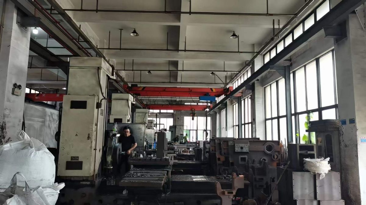 處理二手交大昆機TX6111C-2數顯臥式鏜銑床工作臺承重4000