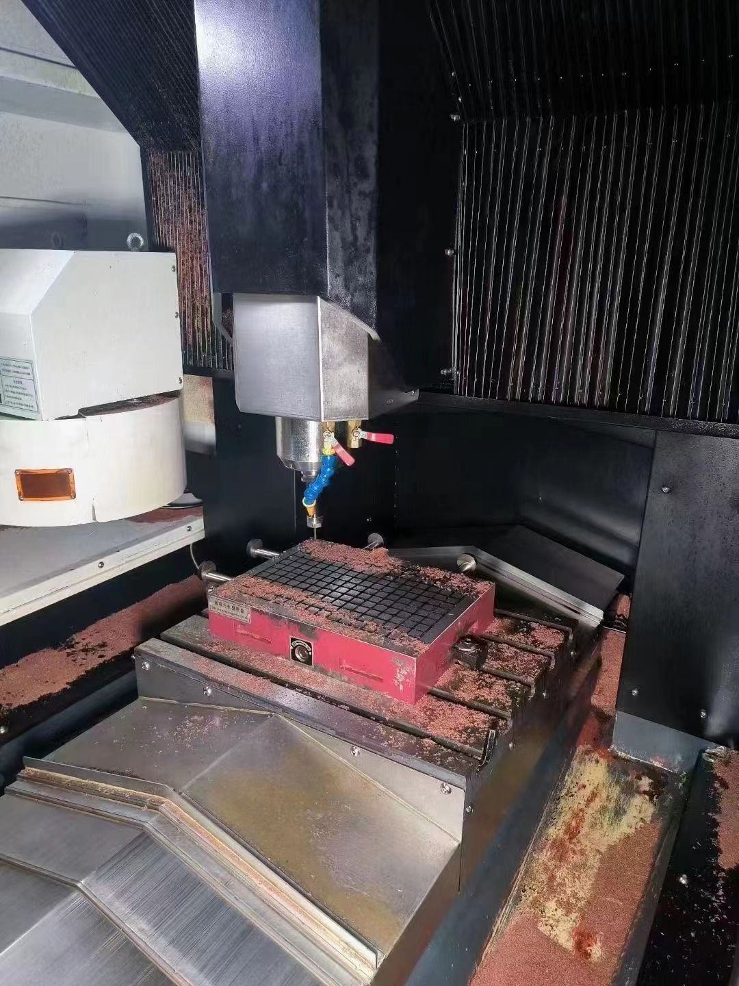 處理二手碩蔣650B精雕機帶12把刀庫主軸BT30