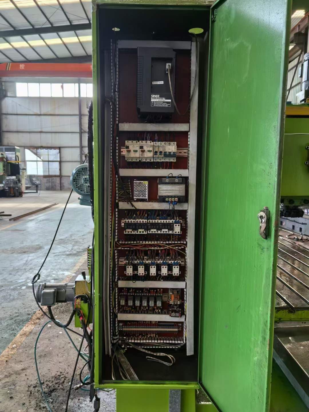 出售二手巨力JL1520龍門銑床側(cè)銑頭電機(jī)功率5.5