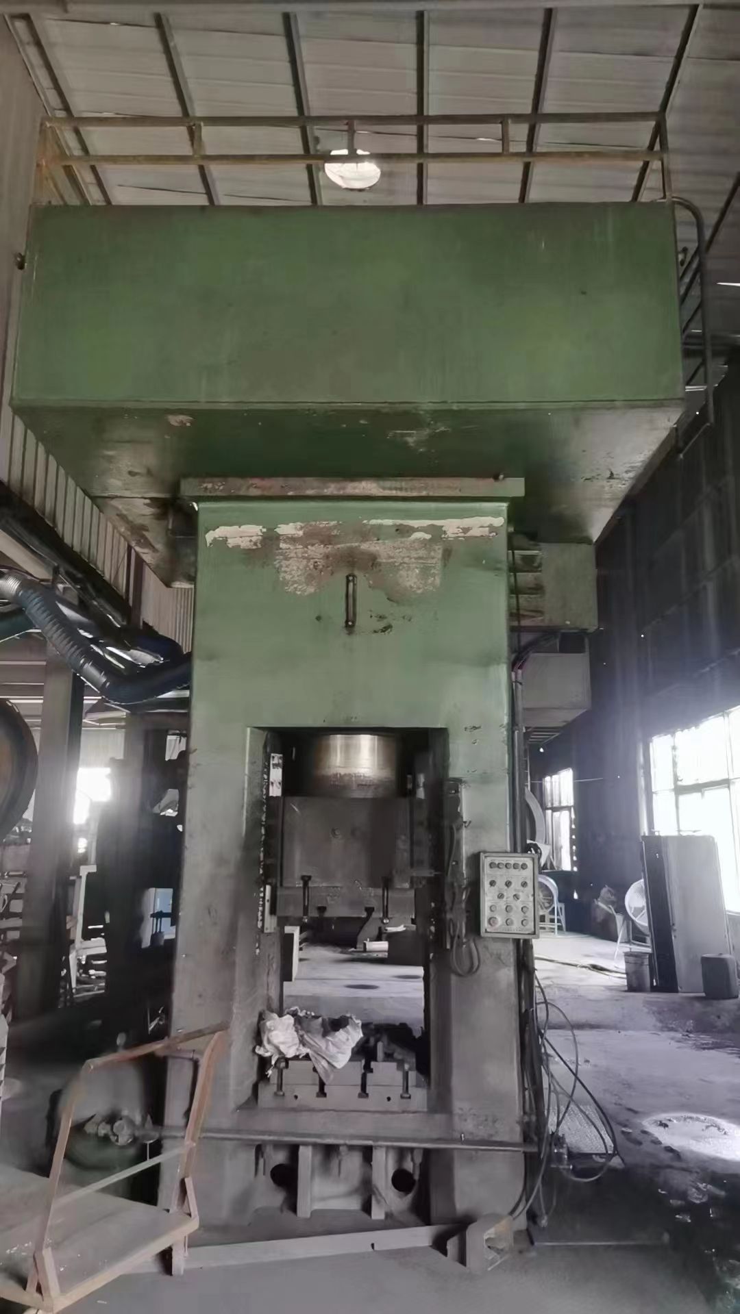 處理二手方澤630電動螺旋壓力機公稱力6300