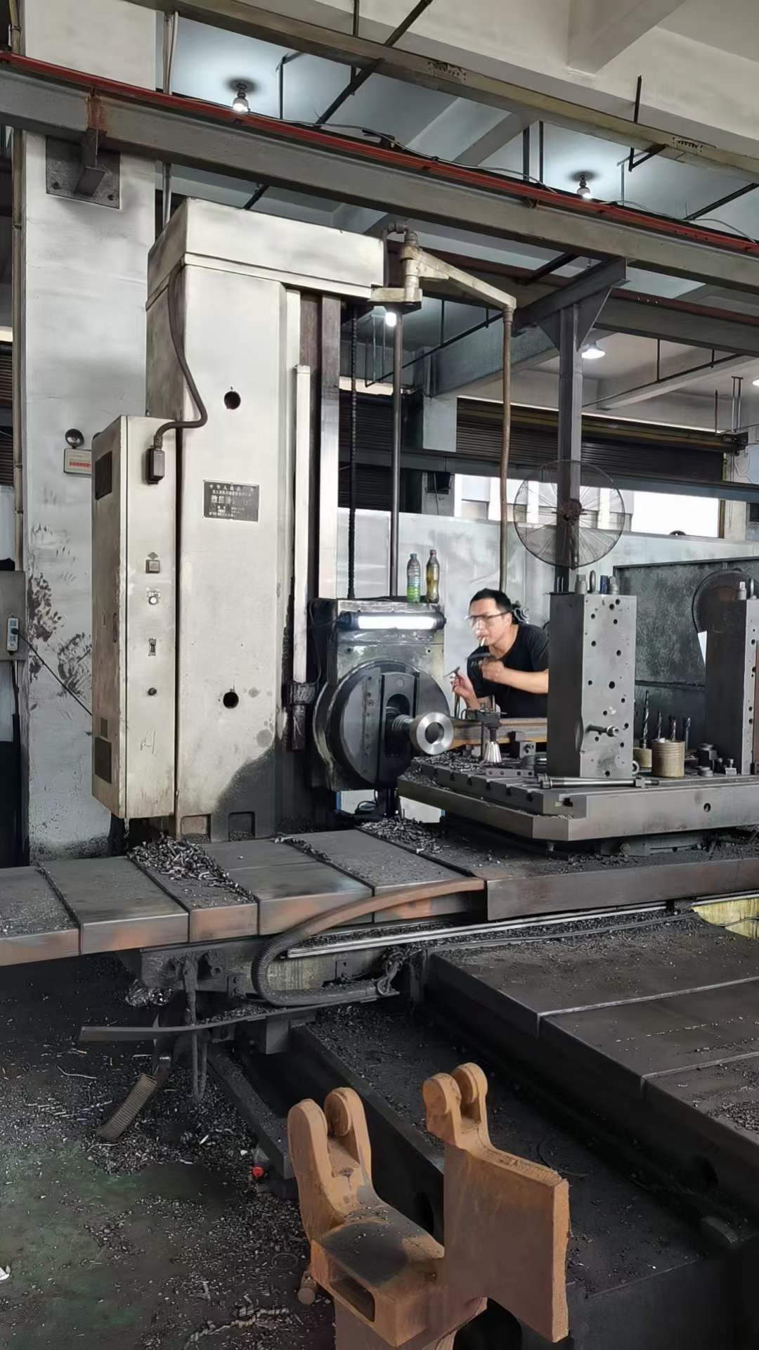 處理二手交大昆機TX6111C-2數顯臥式鏜銑床工作臺承重4000