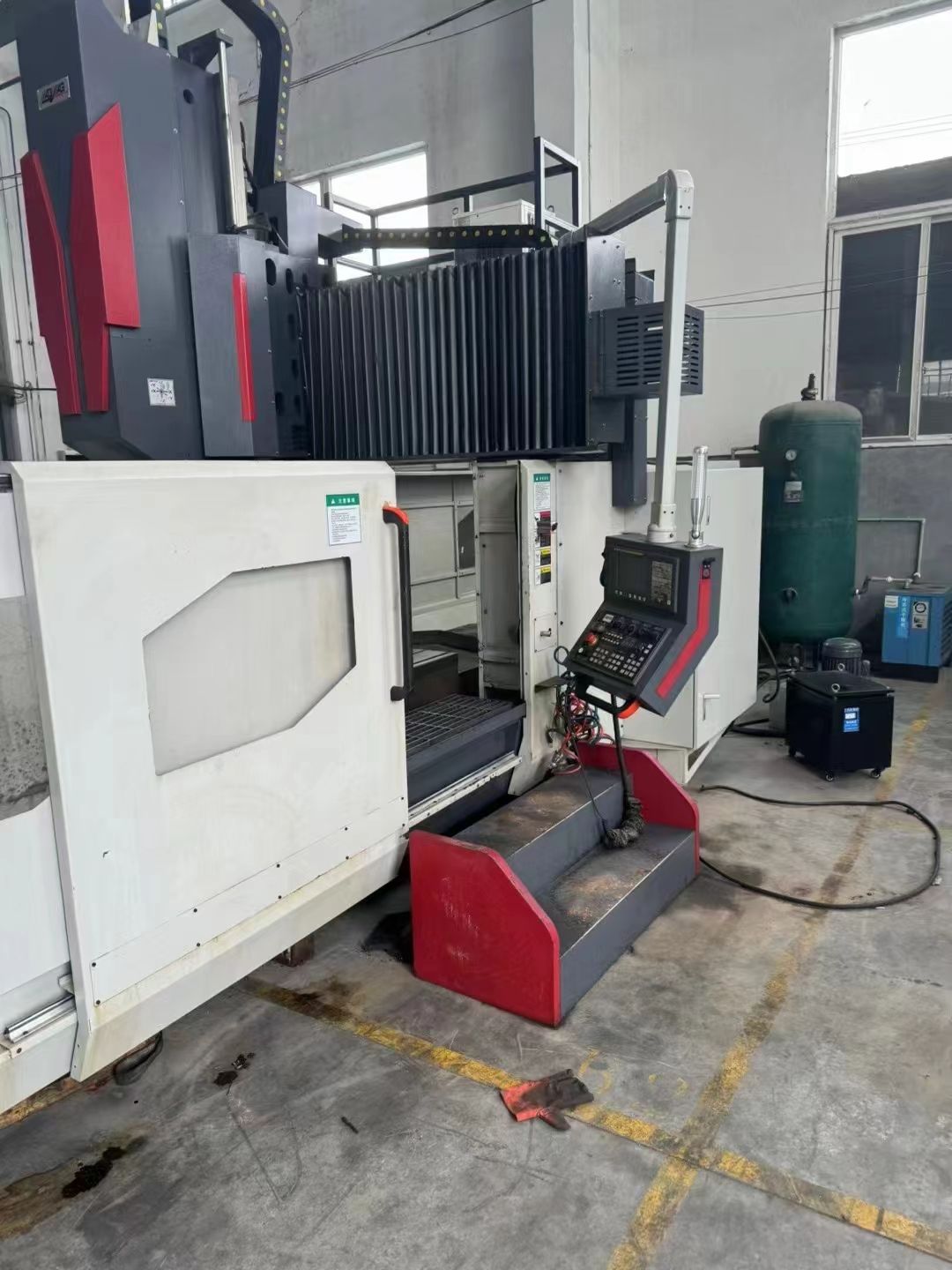 處理二手良將MCV-2514L龍門加工中心BT50主軸錐度