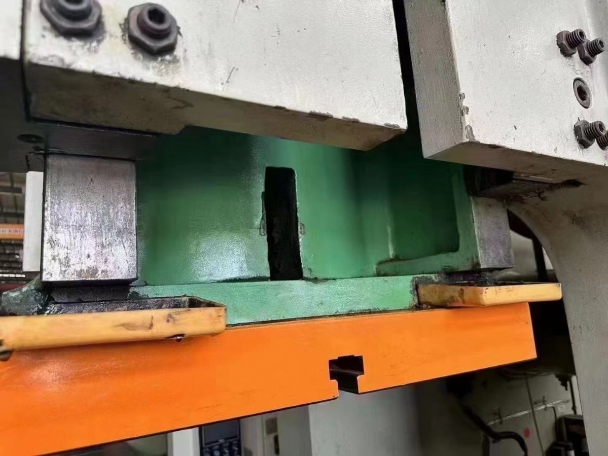 出售揚力JH21-400B開式固定壓力機(jī)滑塊行程200