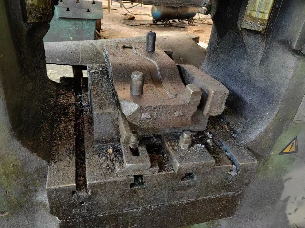 轉讓二手青島鍛壓J53-630B摩擦壓力機二手壓力機
