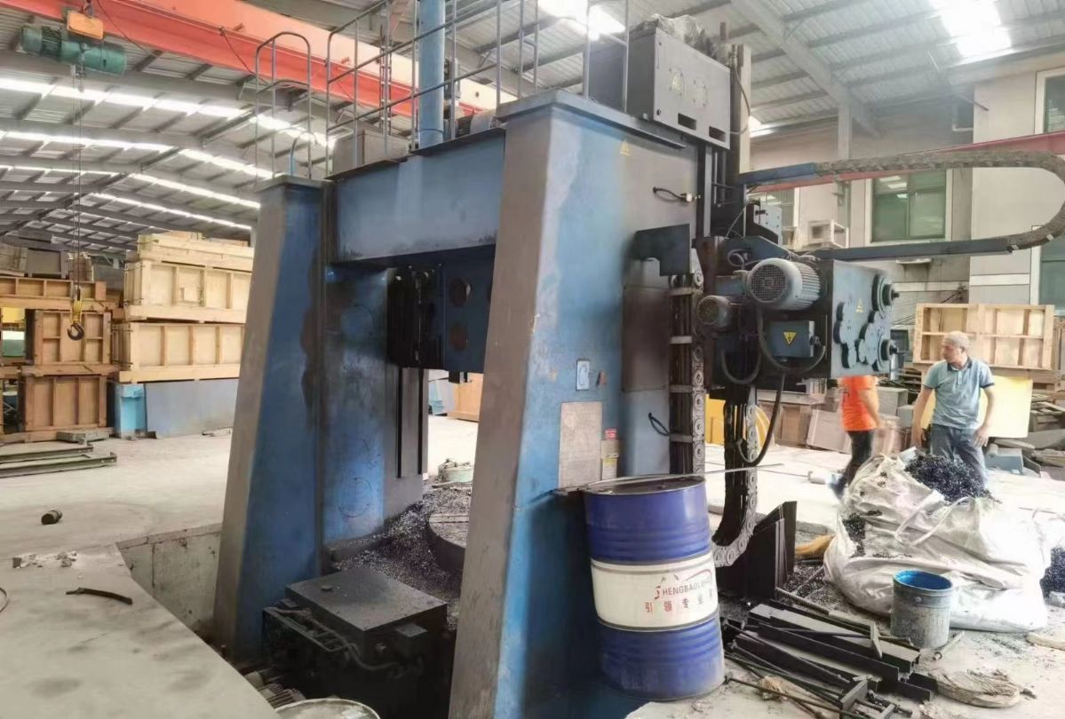 轉(zhuǎn)讓二手齊重C5225Ex16-10數(shù)控雙柱立式車床工作臺直徑2250