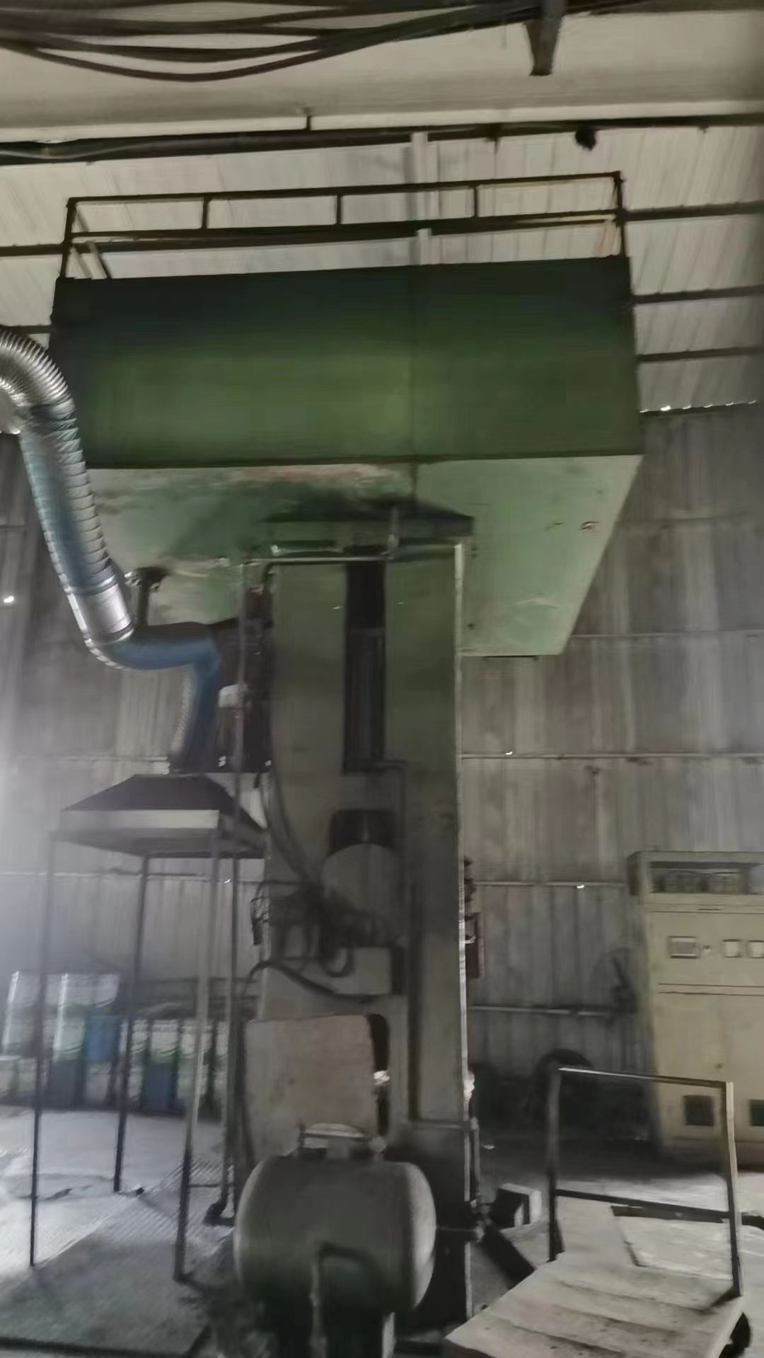 處理二手方澤630電動螺旋壓力機公稱力6300