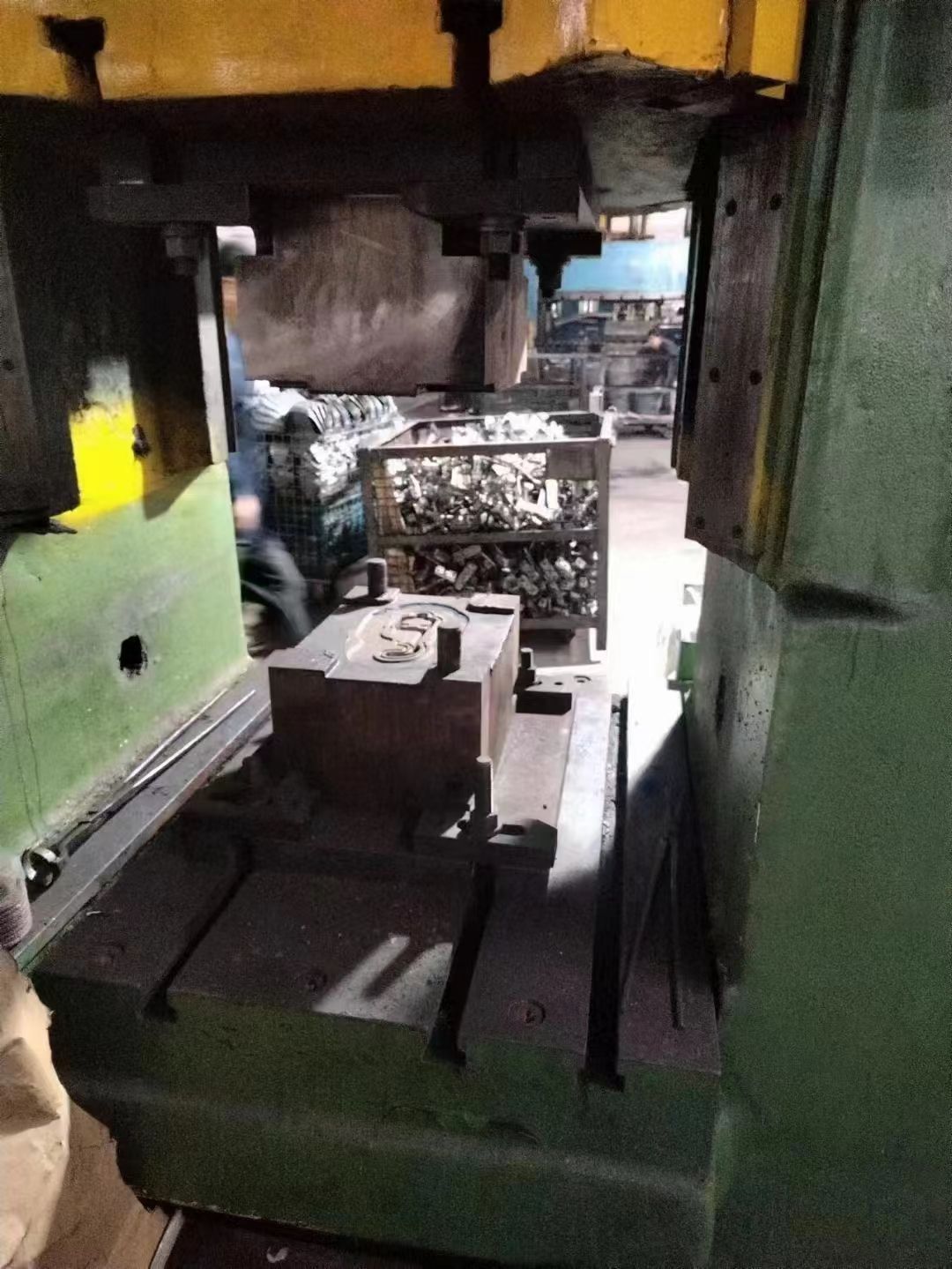 處理二手青島鍛壓1600摩擦壓力機公稱力16000