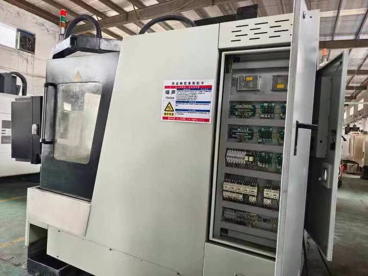 轉(zhuǎn)讓二手大金1470立式加工中心BT50主軸錐度