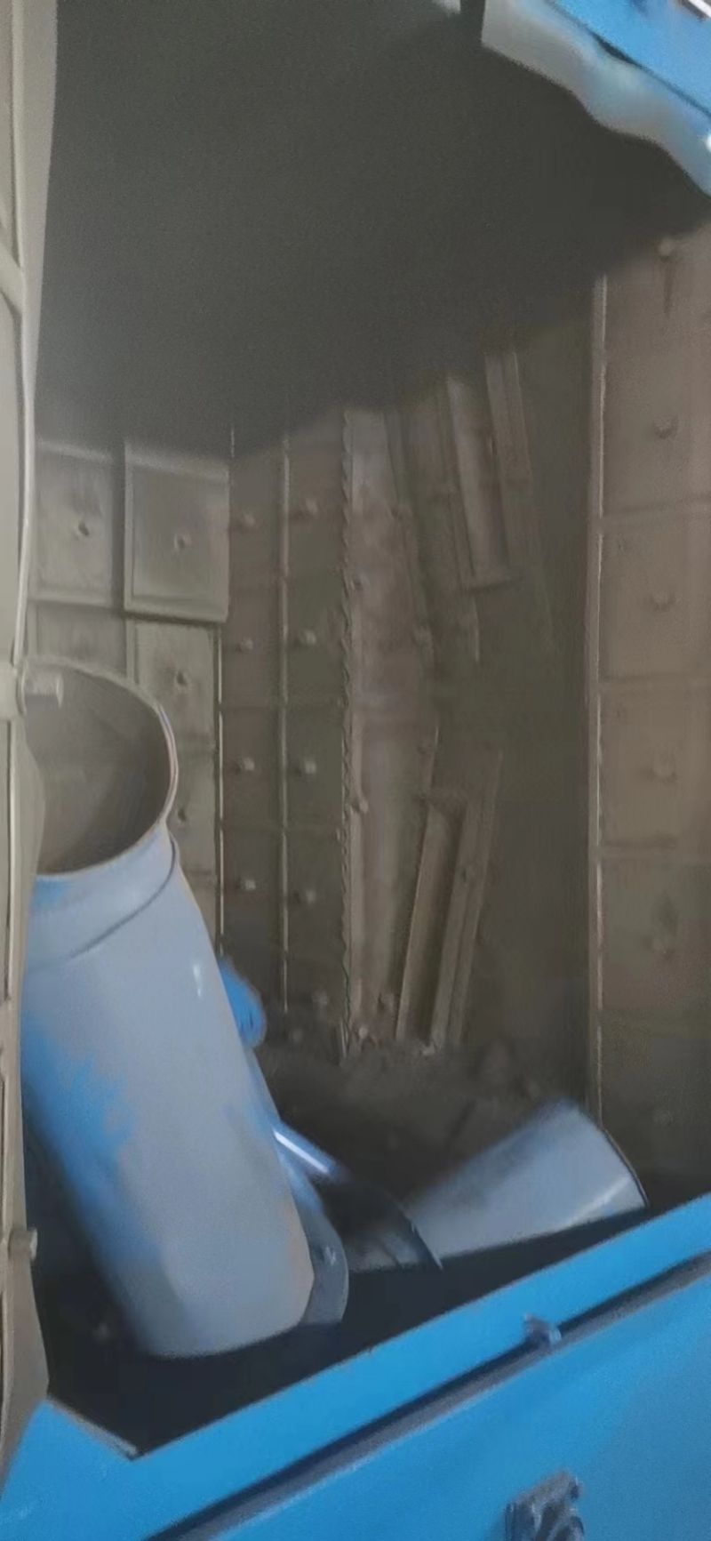 需要聯(lián)系吊鉤式拋丸機(jī)，寬一米五，高兩米，全護(hù)板