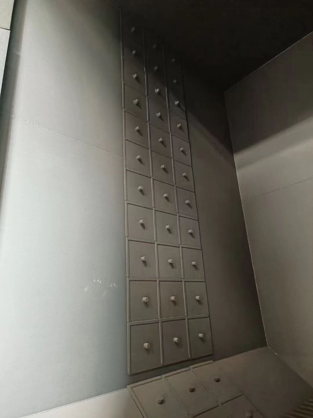 在位出售大型吊鉤式拋丸機(jī)一臺(tái)，寬3.3米高度4.3米，