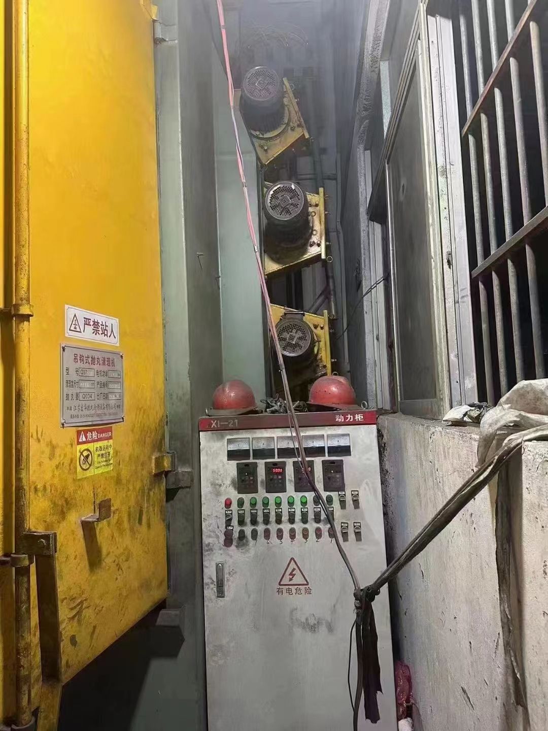 出售拋丸機(jī)吊鉤一臺(tái)，寬倆米一，高倆米九，