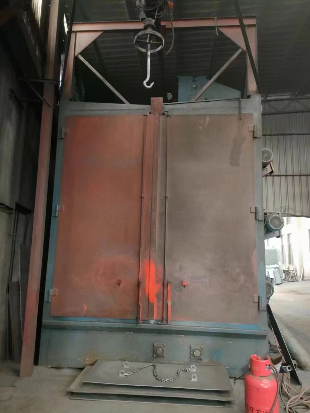處理Q3730-3吊鉤拋丸機，門洞開口3*3.1米，3*11kw拋投，