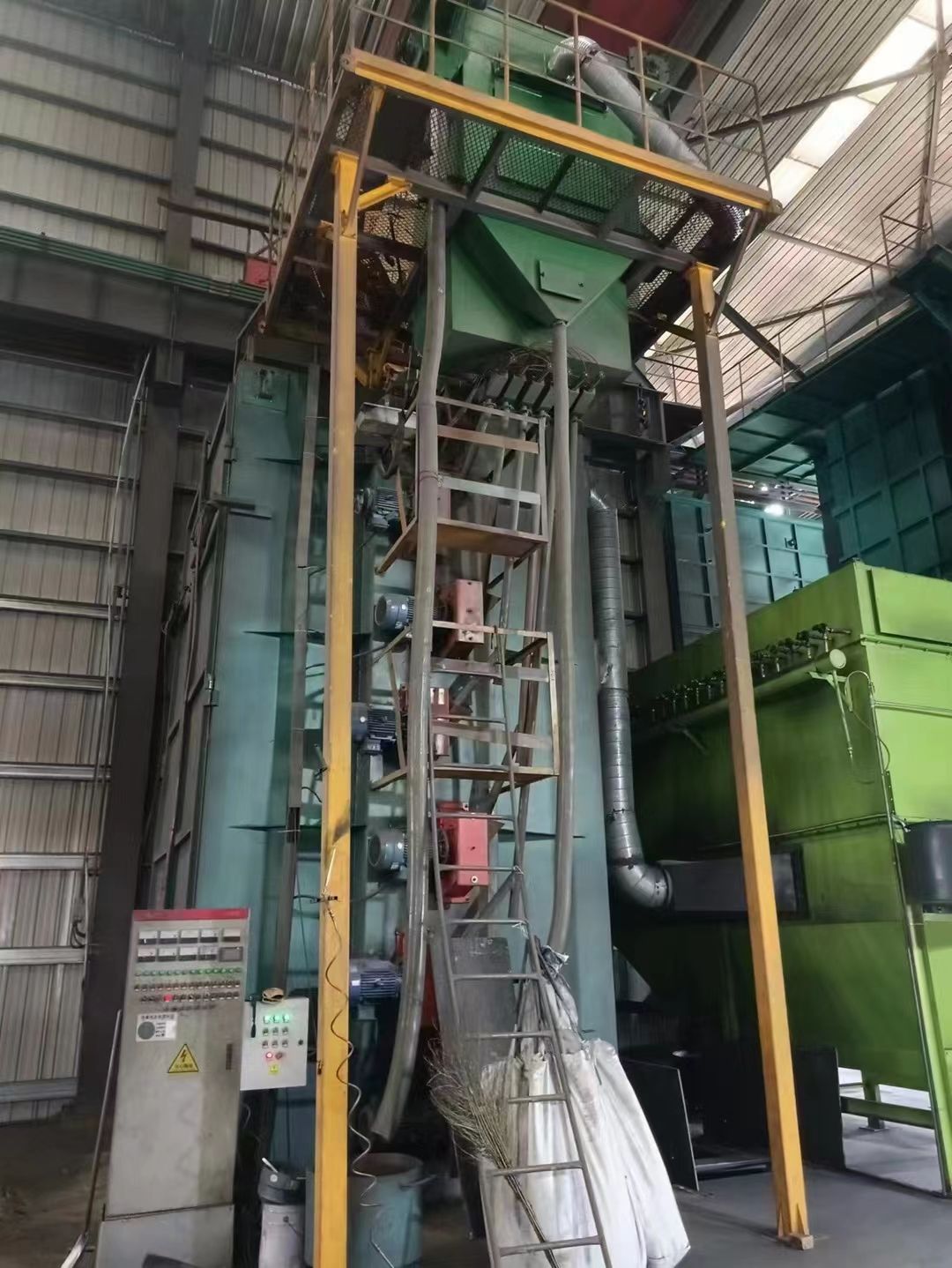 寬三米五，高七米，大型吊鉤式拋丸機(jī)低價出售，需要的聯(lián)系