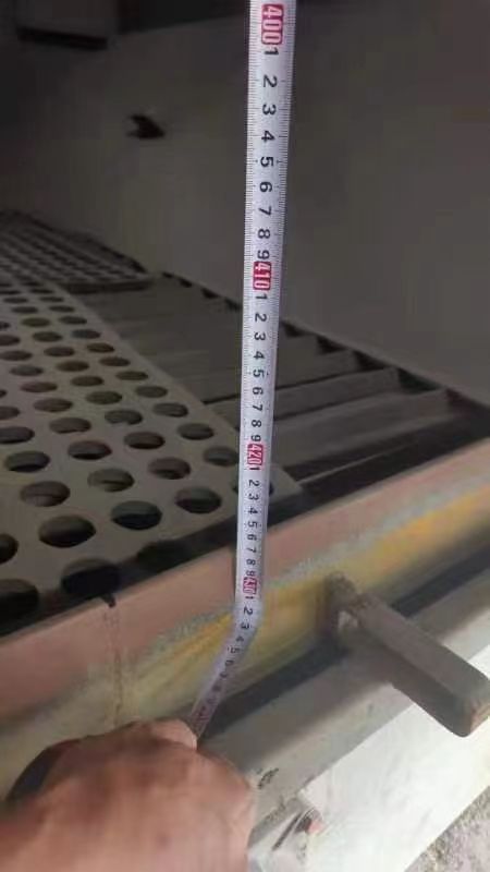 在位出售大型吊鉤式拋丸機(jī)一臺(tái)，寬3.3米高度4.3米，