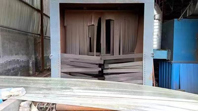寬兩米二，高兩米五，大型通過拋丸機(jī)低價(jià)出售