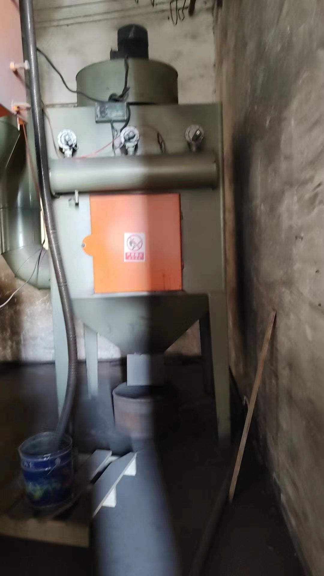 出售拋丸機寬兩米二，高兩米八，九成新，三個拋丸器，帶變頻器，