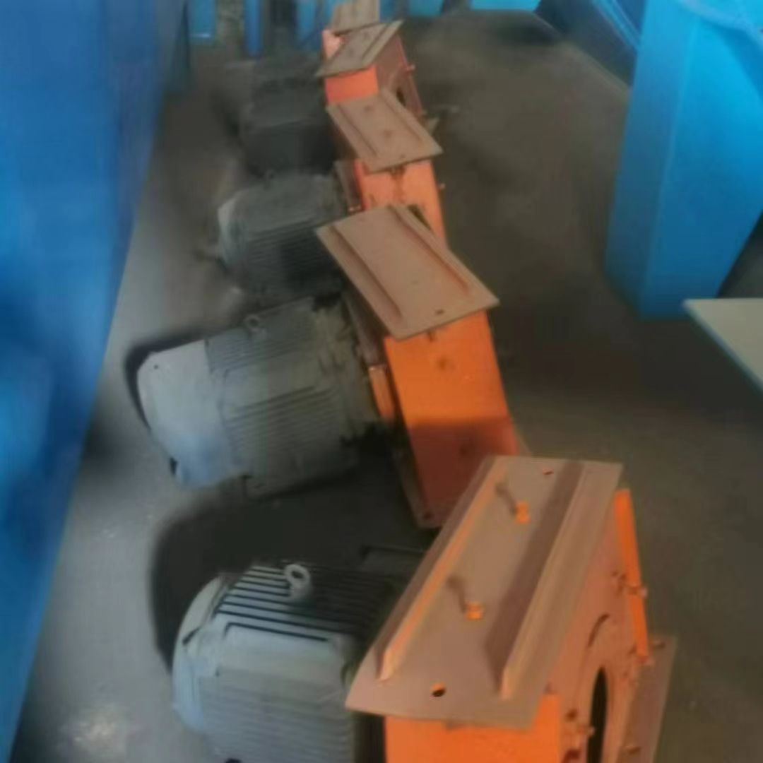 寬一米五，高兩米，八個拋丸器，檢修完畢，室內新?lián)Q的猛十三護板，需要的聯(lián)