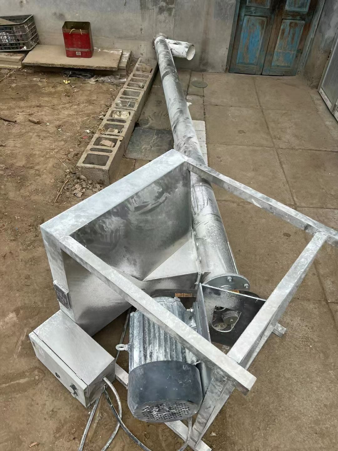 轉(zhuǎn)讓9成新二手2000L螺帶混合機(jī)一臺(tái)！
