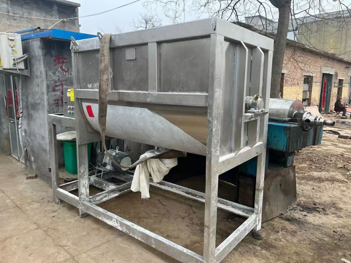 轉(zhuǎn)讓9成新二手2000L螺帶混合機(jī)一臺(tái)！