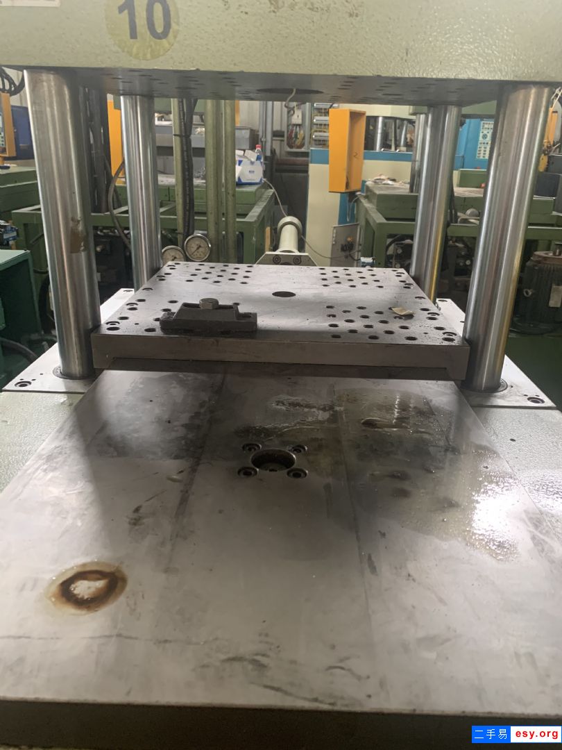 出售65T單滑板二手立式注塑機(jī)今機(jī)注塑機(jī)適合大膠量產(chǎn)品