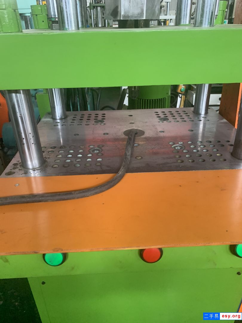 DC電源數(shù)據(jù)線材注射成型機(jī)贊揚(yáng)85T立式四柱注塑機(jī)
