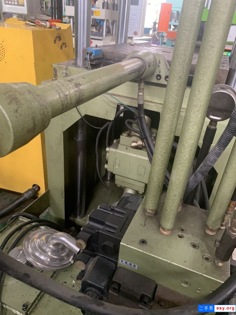 出售65T單滑板二手立式注塑機(jī)今機(jī)注塑機(jī)適合大膠量產(chǎn)品