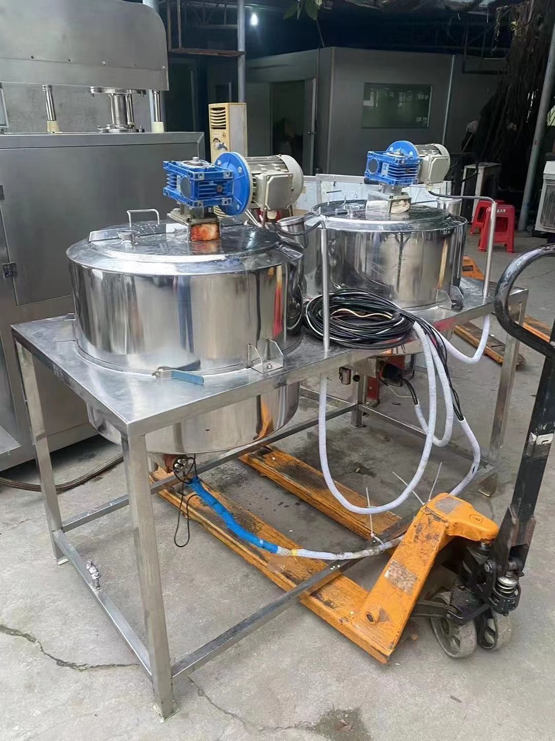 出售二手乳化機(jī) 化妝品設(shè)備配套設(shè)備