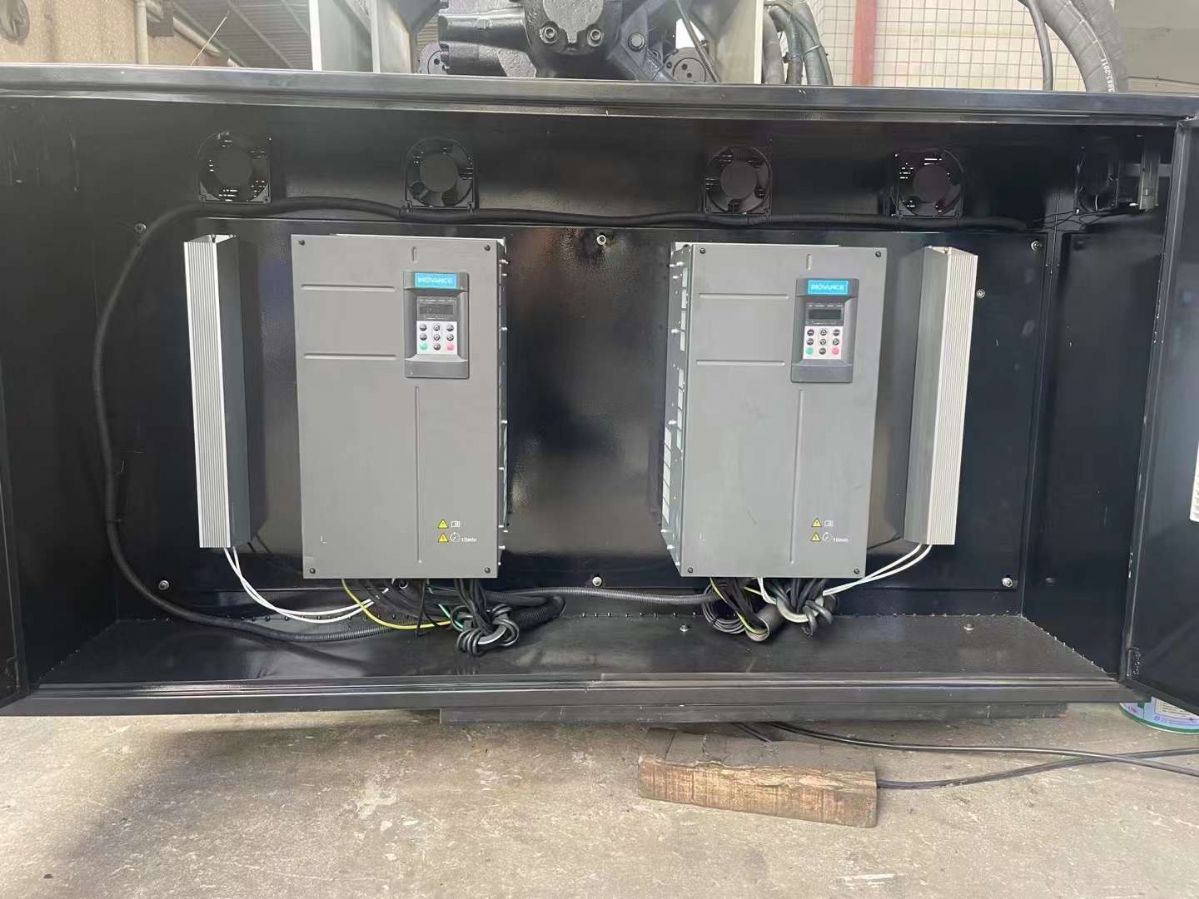 转让9成新震雄注塑机800吨一台 原装伺服