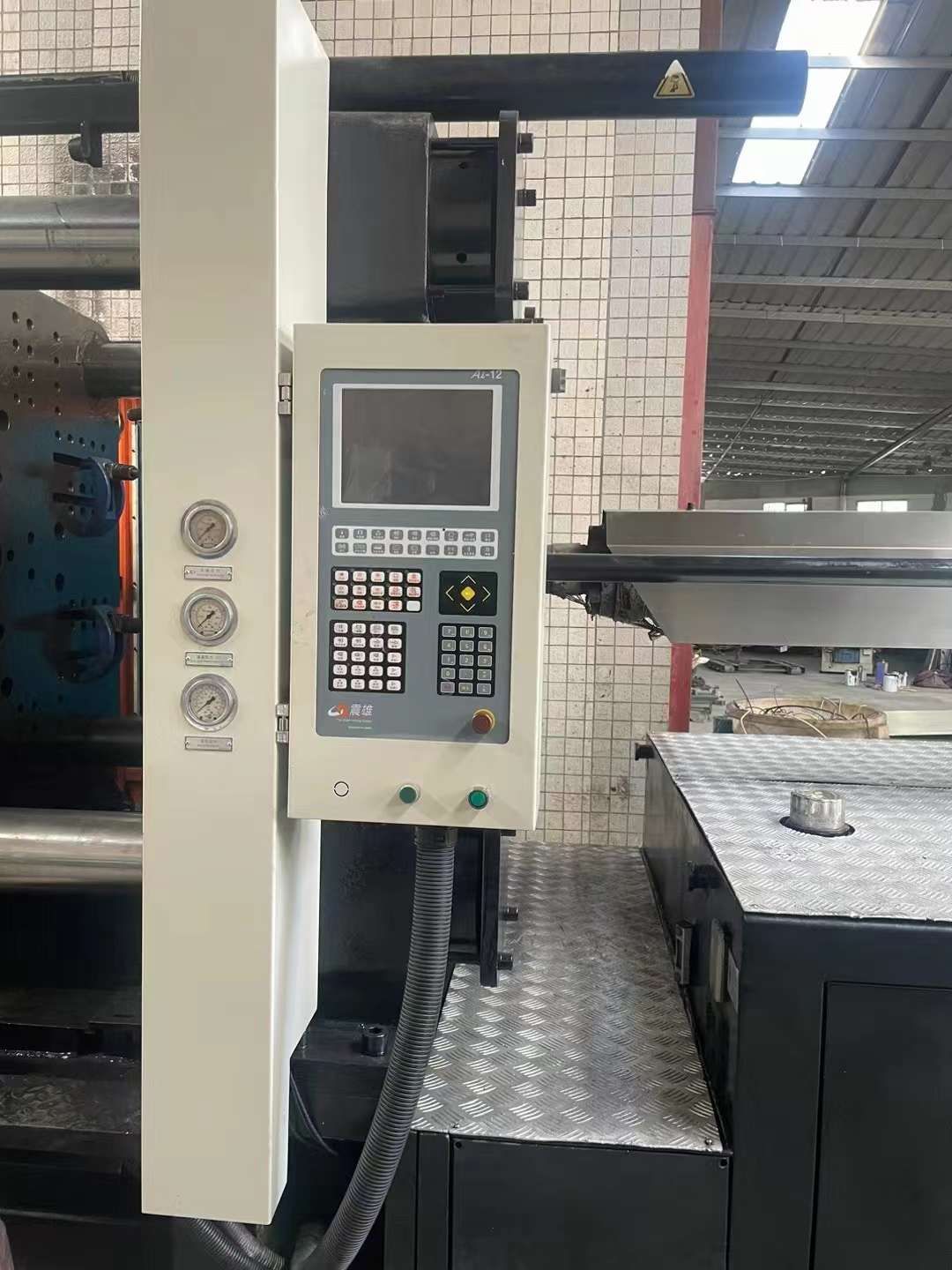 转让9成新震雄注塑机800吨一台 原装伺服