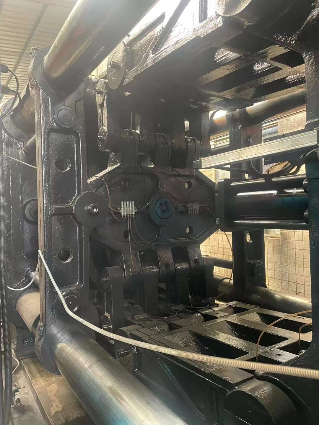 转让9成新震雄注塑机800吨一台 原装伺服