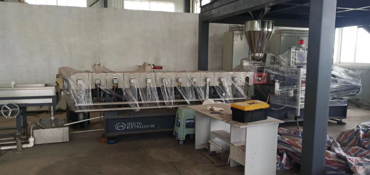 低价出售二手瑞亚75B平形双螺杆造粒机