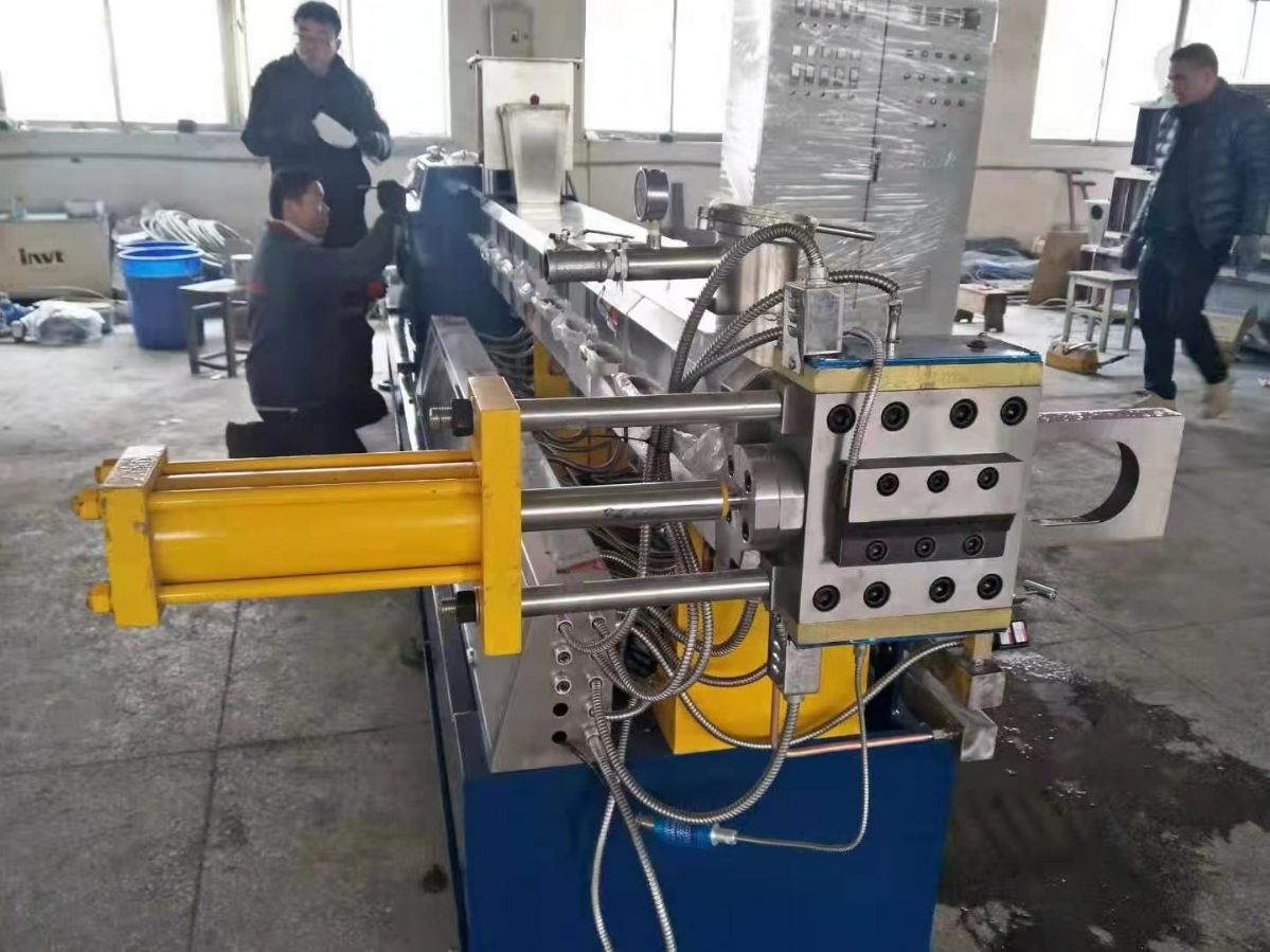 高价回收塑料厂二手南京中品65B平行双螺杆造粒机