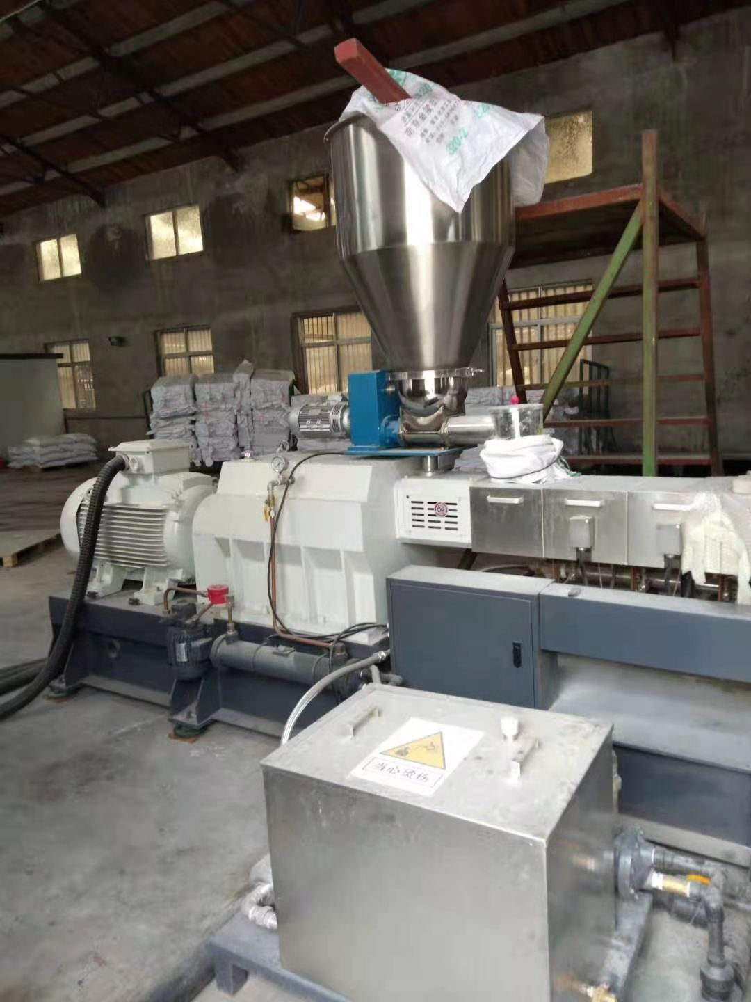 出售二手欣沃75B平行双螺杆造粒机