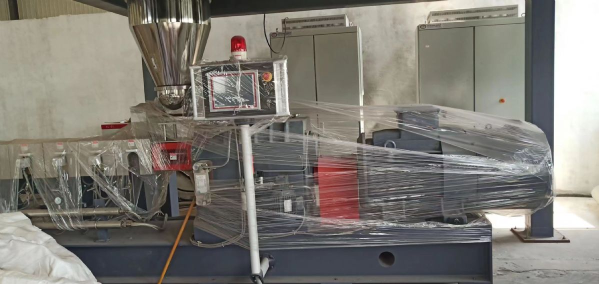 低价出售二手瑞亚75B平形双螺杆造粒机