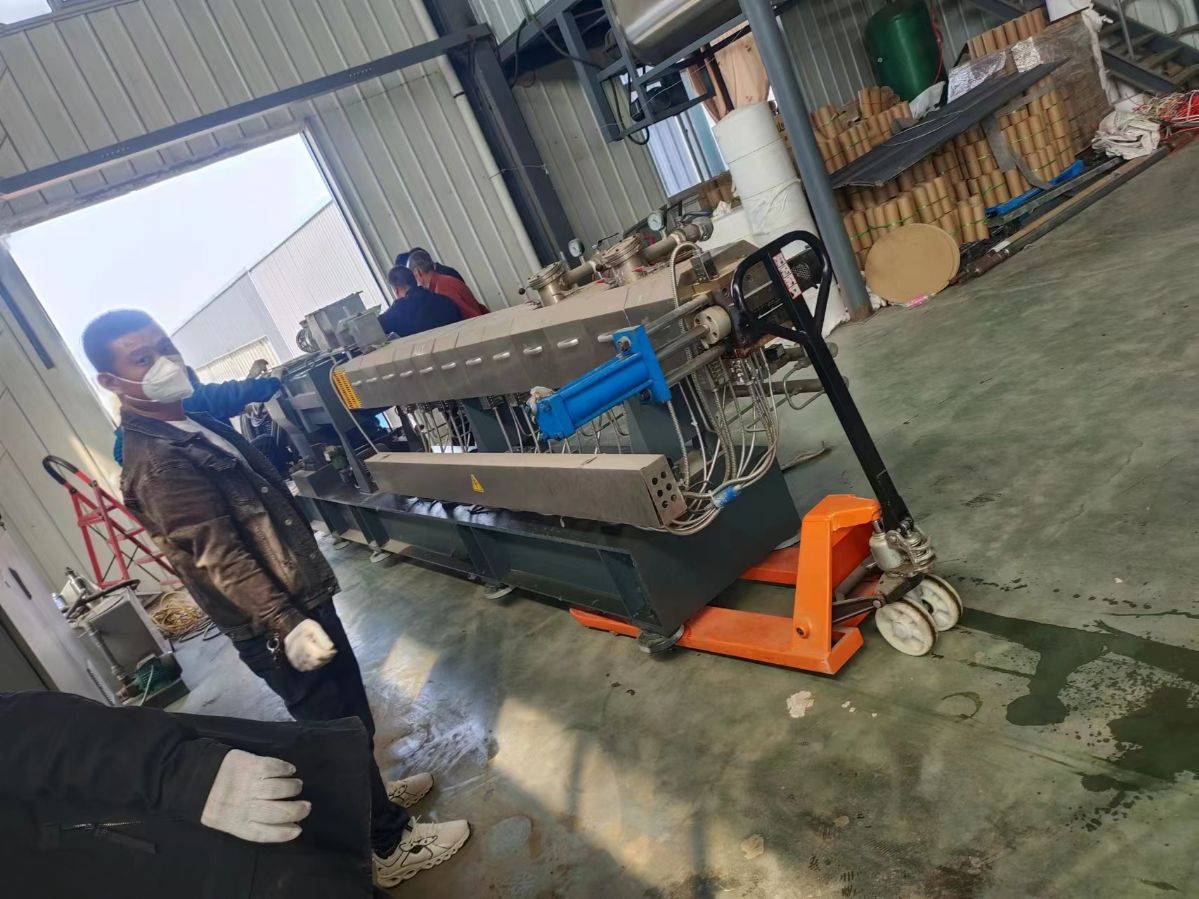 高价回收塑料厂二手南京金沃65D高扭双螺杆造粒机