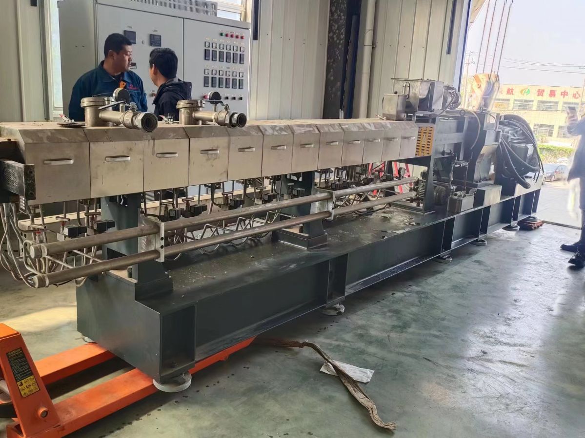 高价回收塑料厂二手南京金沃65D高扭双螺杆造粒机