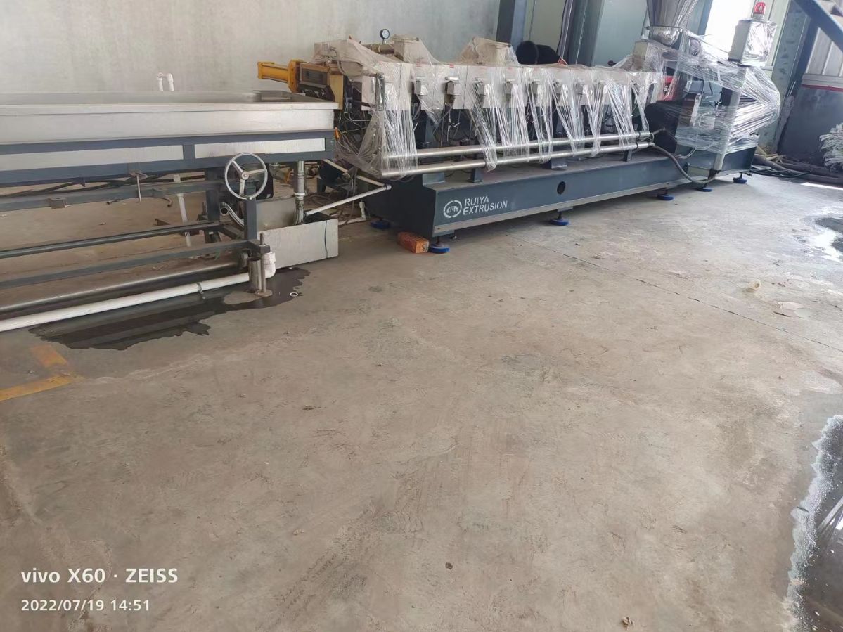 低价出售二手瑞亚75B平形双螺杆造粒机