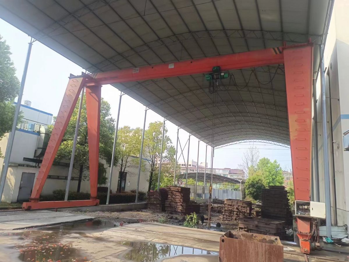 门式起重机，废气、废水处理设施、胶片干燥箱、货架等出售