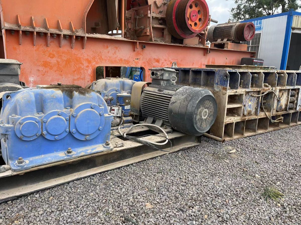 二手时产50吨8090对辊式破碎机制砂机制砂生产线双55电机处理