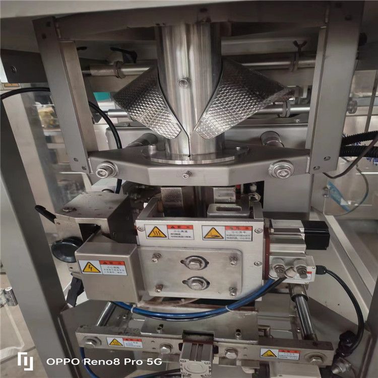 转让二手制热盒饭热缩膜枕式包装机 玉米滚动式包装机 立式液体包装机