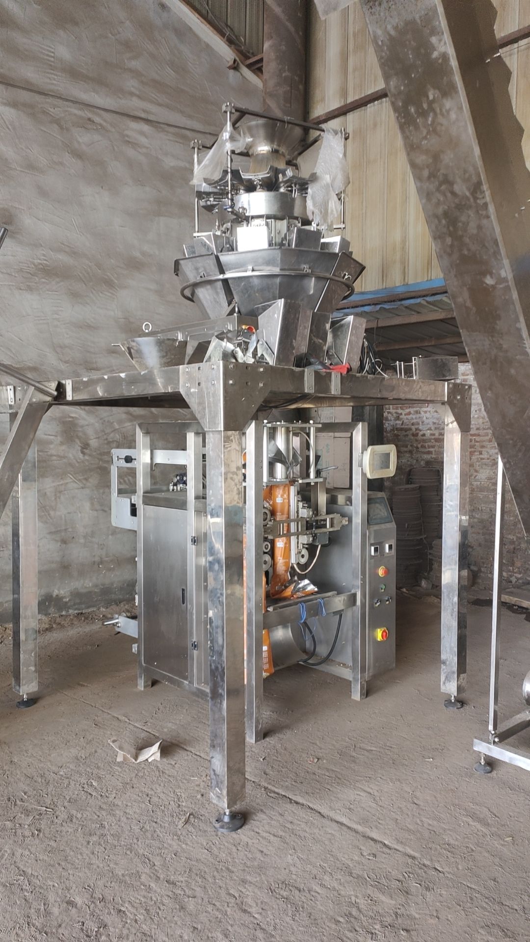 出售二手全自动给袋式真空包装机名博14头秤给袋式真空包装机 枕式包装机