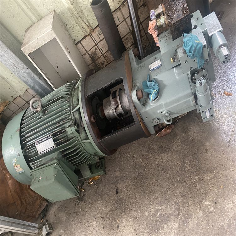转让电机马达37KW变量泵145排量 95成新 塑精机械二手价出售