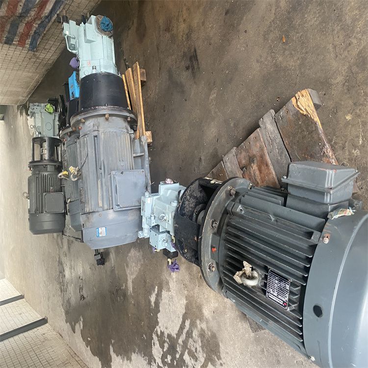 转让电机马达37KW变量泵145排量 95成新 塑精机械二手价出售