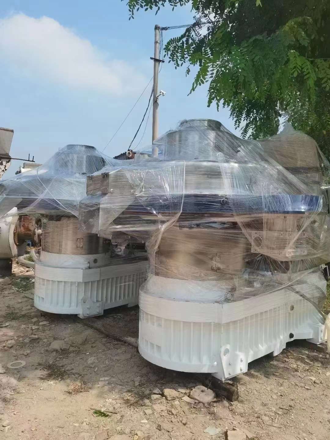 转让二手木屑颗粒机 两台未拆封132千瓦560木屑颗粒机