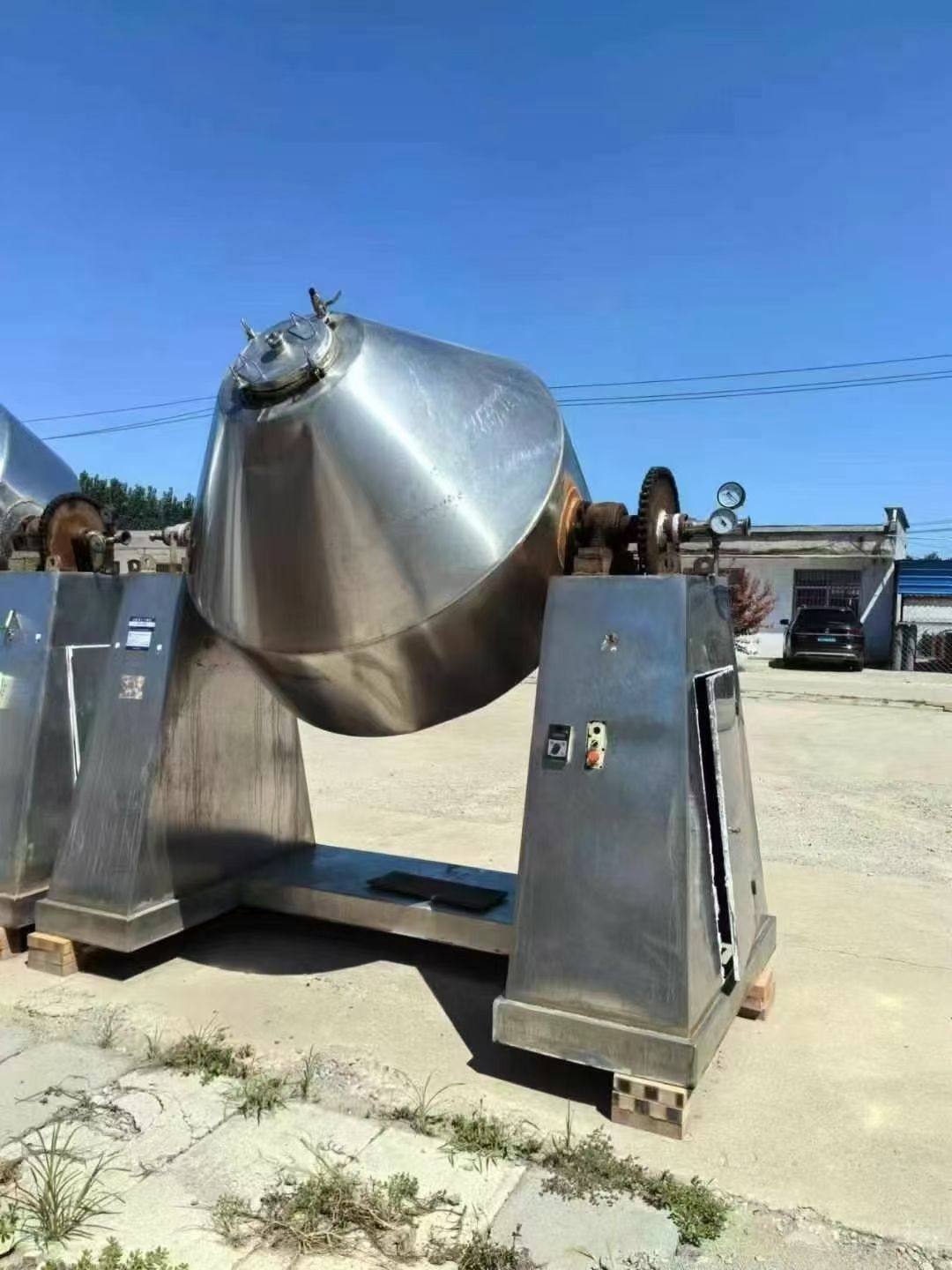 转让二手双锥干燥机 两台容积2000升外不锈钢内搪瓷真空双锥干燥机