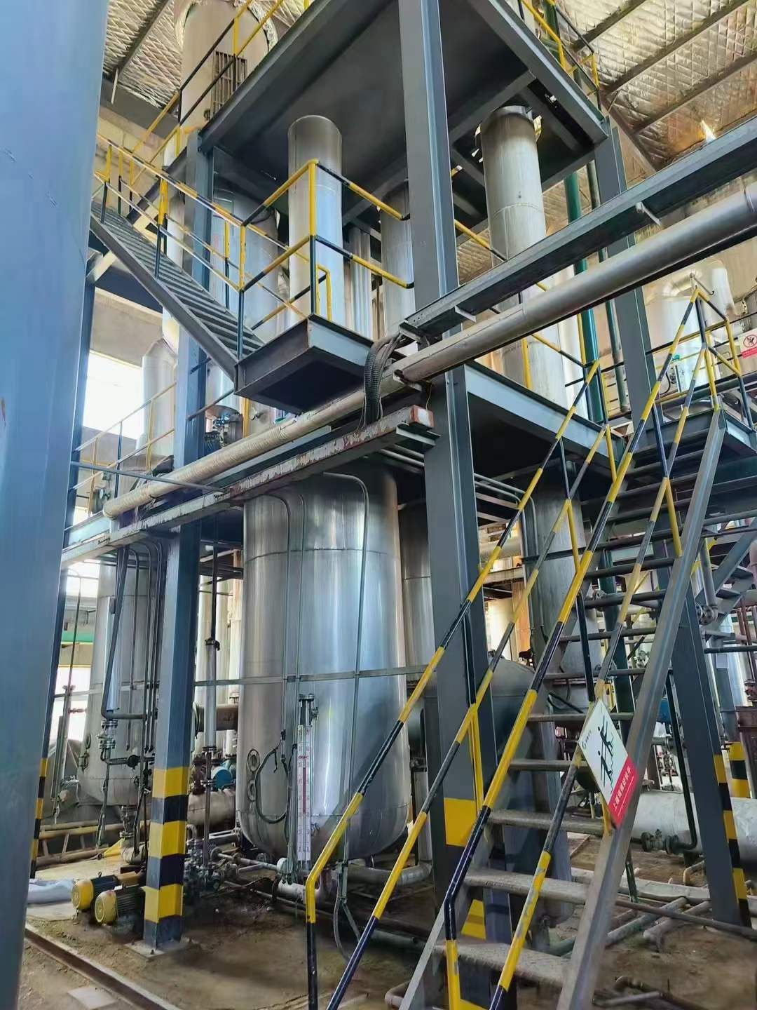 转让二手蒸发器 一套三效五吨强制循环蒸发器加热面积318平方