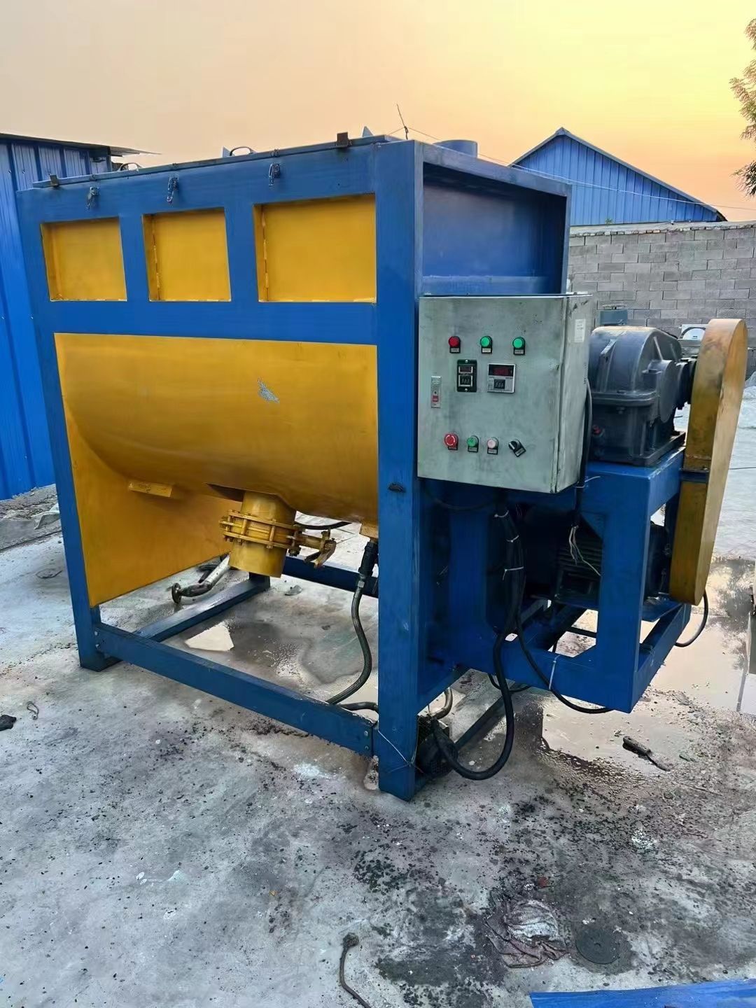 转让二手螺带混合机 一台容积2立方自动打油电加热卧式螺带混合机