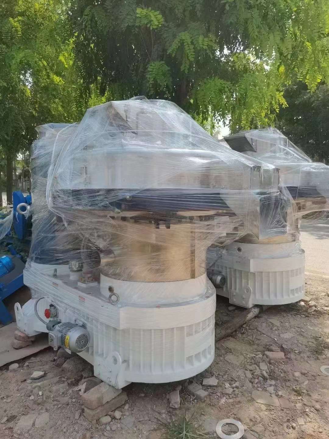 转让二手木屑颗粒机 两台未拆封132千瓦560木屑颗粒机