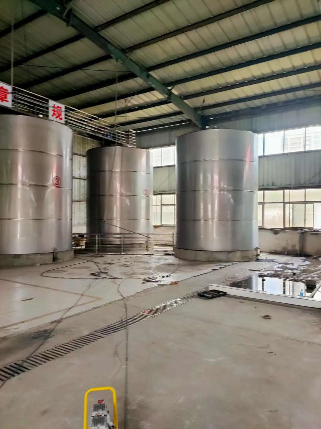 转让二手不锈钢储罐 6台50立方立式红酒储罐 厚度3mm